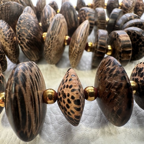 Huge safari look necklace with wood and three intriguing hunter green pieces - Picture 11 of 16